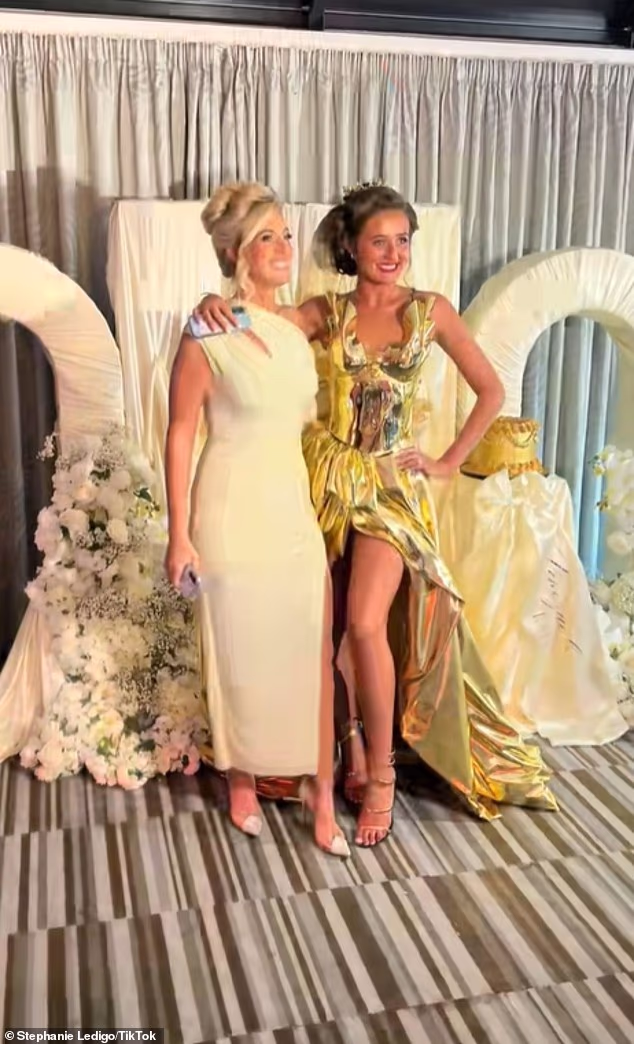 Venezuela je omotala ruku oko svoje majke dok su pozirale za fotografije