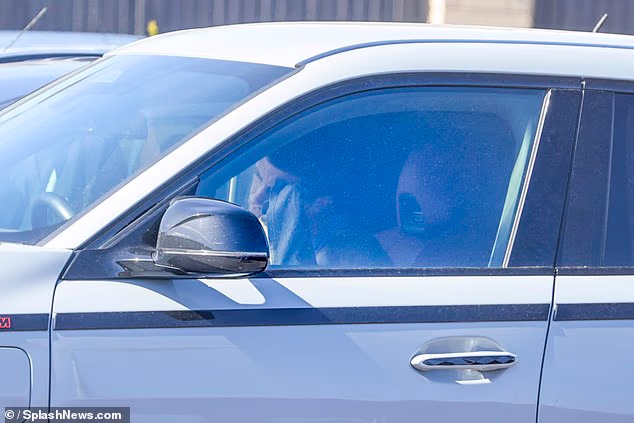 Također je obrisao lice džemperom