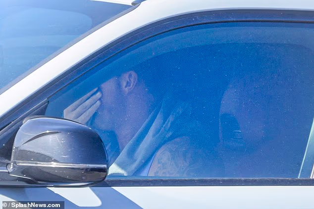 Vidjelo se kako rukom briše suze