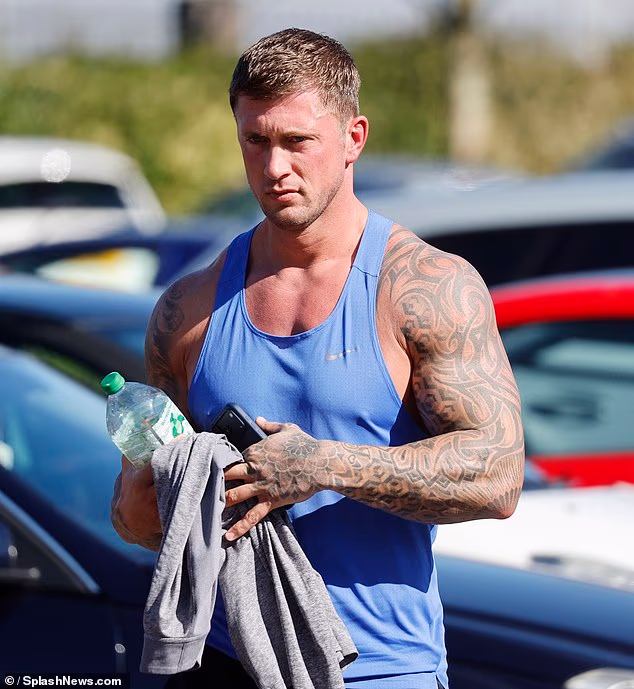 Dan je viđen kako ide u teretanu u plavom Nike prsluku i kratkim hlačama