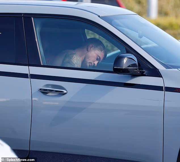 Izvori bliski situaciji tvrde da je Dan sada drugi čovjek i da je okrenuo novi list prateći svoj party momak u svojim dvadesetima