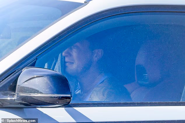 Bivša zvijezda TOWIE (34) nije mogao suspregnuti suze nakon turbulentnog tjedna kada je prvi put objavljeno da se rastaje od glumice (33)