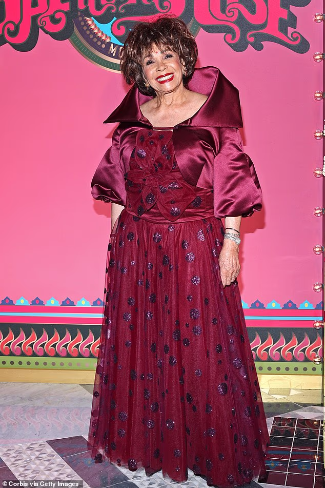 Shirley je rođena u ulici Bute u Cardiffu 1937. od oca Nigerijca, Henryja Basseyja, i majke Teeside, Elize Jane Start (na slici 2023.)