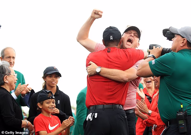 McNamara je viđen kako grli pobjedničkog igrača golfa na 18. zelenilu u Augusti 2019.