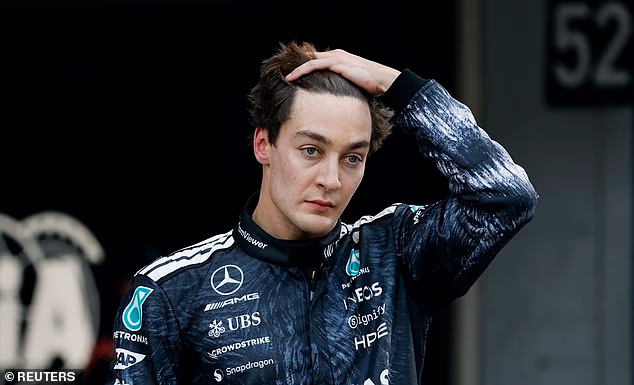 Russell je poslao niz uznemirenih poruka zidu boksa, govoreći im da 'pogledaju sve' kako bi riješili njegove probleme