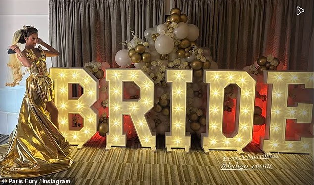 16-godišnjakinja je od večeri napravila zapanjujuću aferu nakon što je stigla u zlatnoj metalik haljini u stilu gladijatora