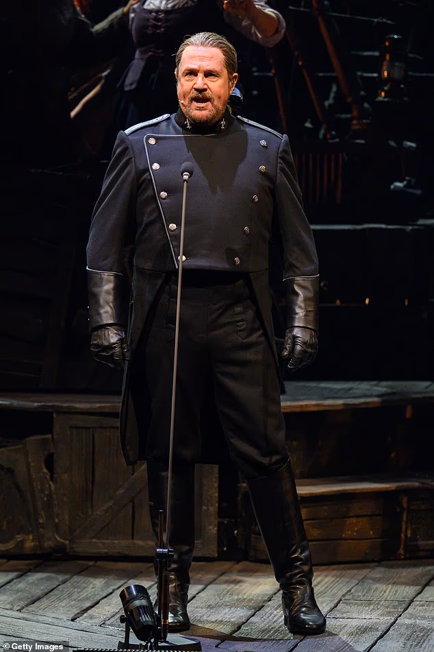 Presjekao mu je ligament na nozi, a bol je bila toliko iscrpljujuća da se oslanjao na štake. Michael se u to vrijeme pojavljivao u glazbenoj produkciji Les Misérables u Australiji, koja je trajala osam tjedana