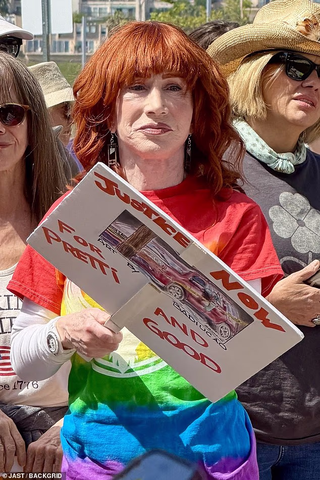 Među prosvjednicima u Los Angelesu bila je i Kathy Griffin, koja se nedavno proglasila 'neotkazanom' nakon skandala 2017. oko njezinog videa na kojem drži Trumpovu odsječenu glavu u liku