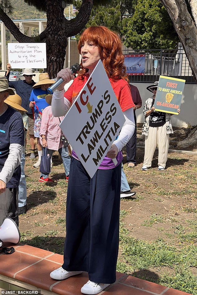 Stand-up strip nosio je natpis koji je s jedne strane osuđivao ICE kao 'Trumpovu miliciju bez zakona', a s druge strane zahtijevao 'Pravda za lijepe i dobre'