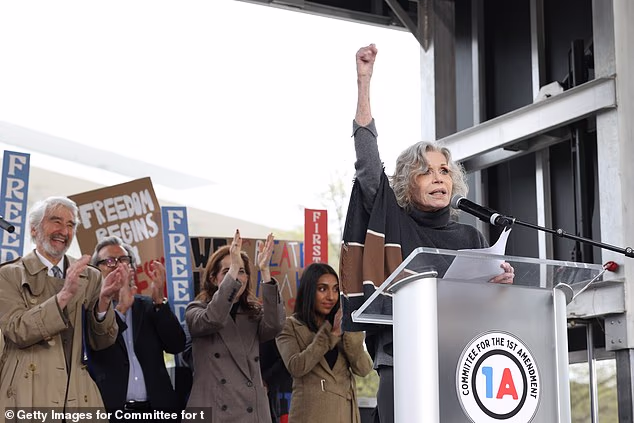 Tijekom svoje primjedbe, Fonda je također podigla jednu ruku u zrak u snažnoj šaci, a zatim je predstavila pjevačicu Maggie Rogers