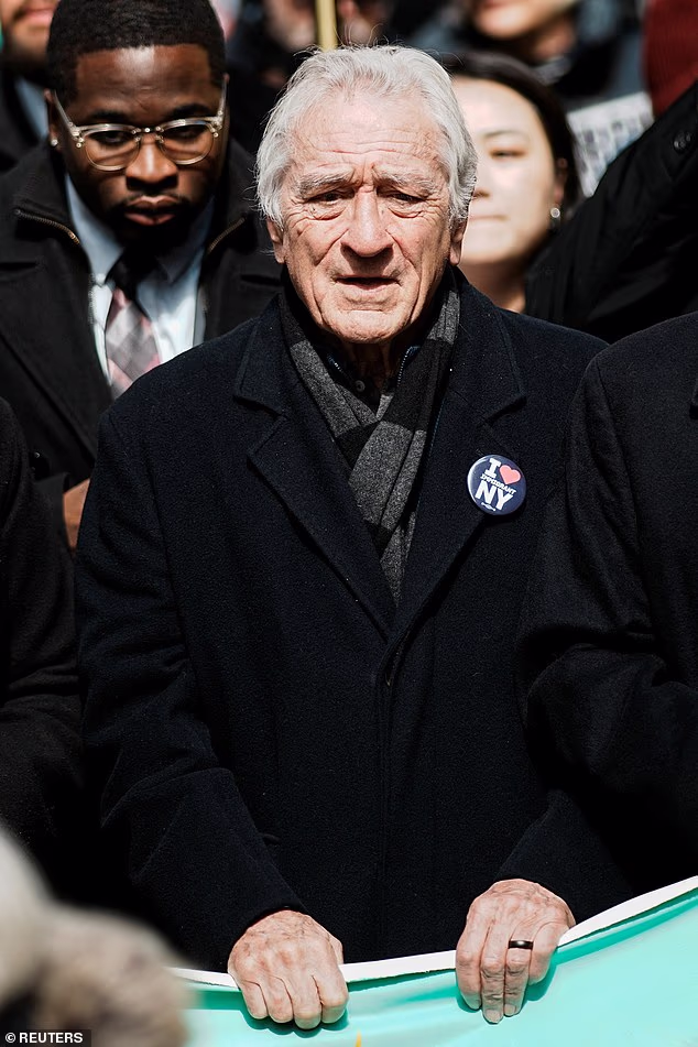 Robert De Niro, dugogodišnji žestoki kritičar Trumpove administracije, mogao se vidjeti kako nosi pribadaču s natpisom 