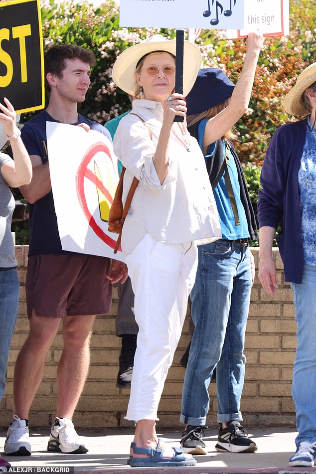 U predgrađu Studio Cityja, Annette Bening pridružila se prosvjednicima na pločniku držeći u rukama natpis s crtežom Mary Poppins