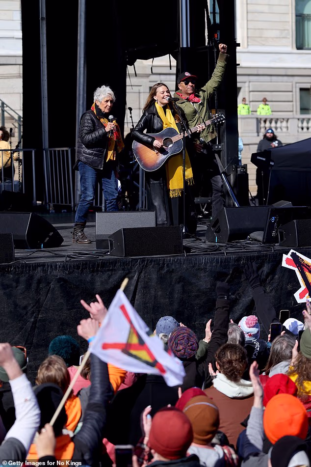 Na subotnjem skupu No Kings u Minnesota State Capitolu, trio Rogers, Baez i Morello izveo je The Times They Are A-Changin' Boba Dylana