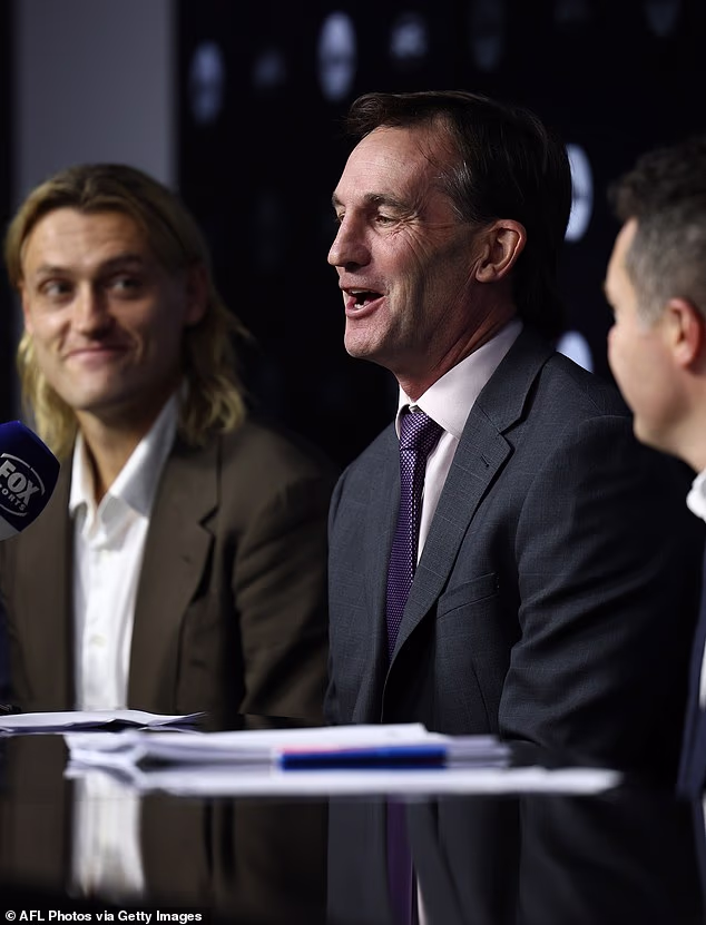 Izvršni direktori AFL klubova razgovarali su o mogućnosti smanjenja letova zbog krize s gorivom (na slici, šef lige Andrew Dillon, u sredini)