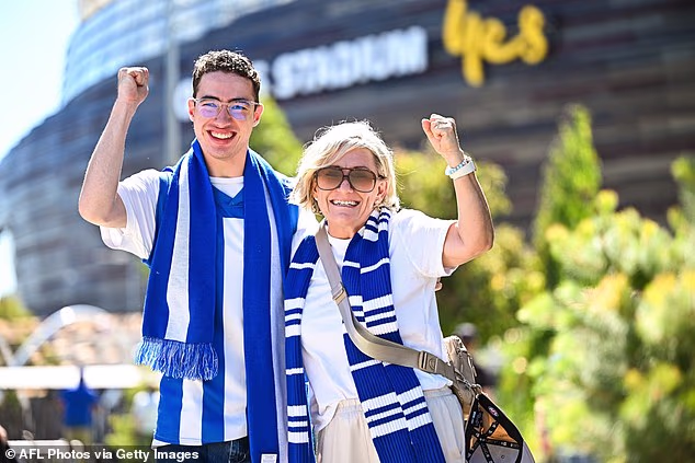 Već postoje znakovi da obožavatelji spremaju planove za putovanje u Adelaide na Gather Round nogometni festival sljedeći mjesec (na slici, navijači North Melbournea)