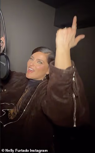 Njezina haljina imala je zlatni kovitlasti uzorak sprijeda, a na vrhu ju je stavila odgovarajuću bomber jaknu inspiriranu motociklima