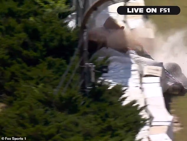 Probio je barijeru i ogradu, da bi se na kraju zaustavio među drvećem