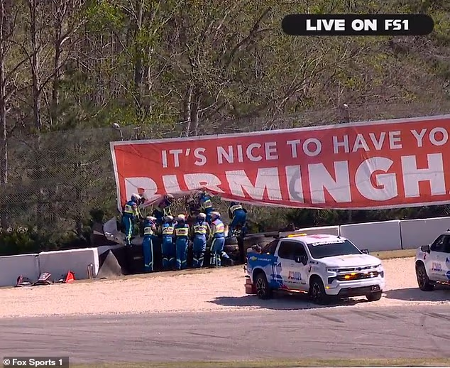 Liječnici i stjuardi požurili su na mjesto događaja kako bi rastavili ogradu i zbrinuli vozača