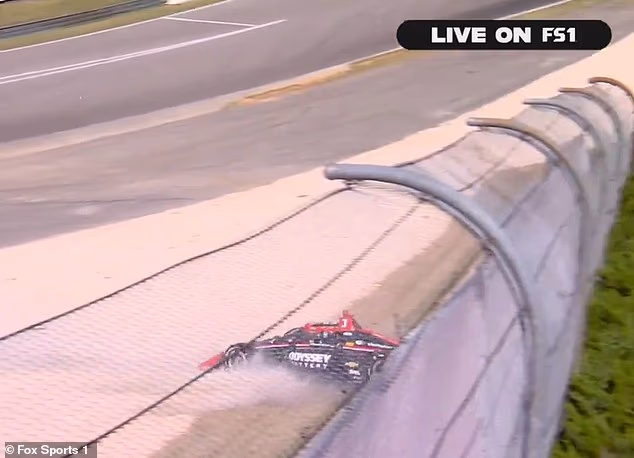 McLaughlin je bio bespomoćan dok je njegov automobil Team Penske velikom brzinom letio prema barijerama