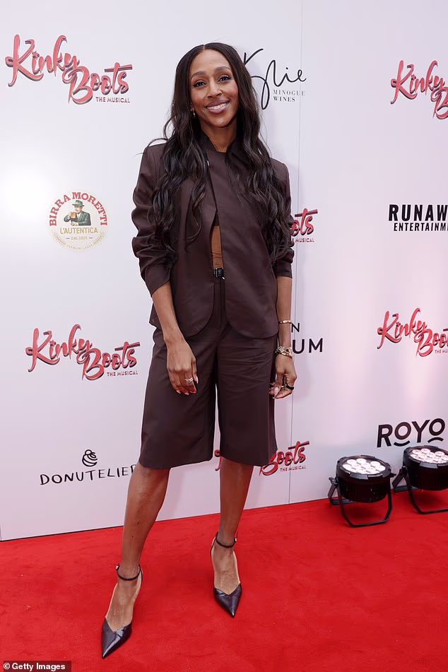 Alexandra Burke, koja se natjecala na Strictly još 2017., stigla je u upečatljivom kombinezonu boje vina