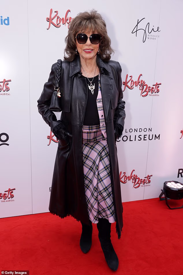 Joan Collins je izgledala glamurozno u šik ružičastom suknji od tartana i kožnom kaputu dok je krasila crveni tepih za gala reviju