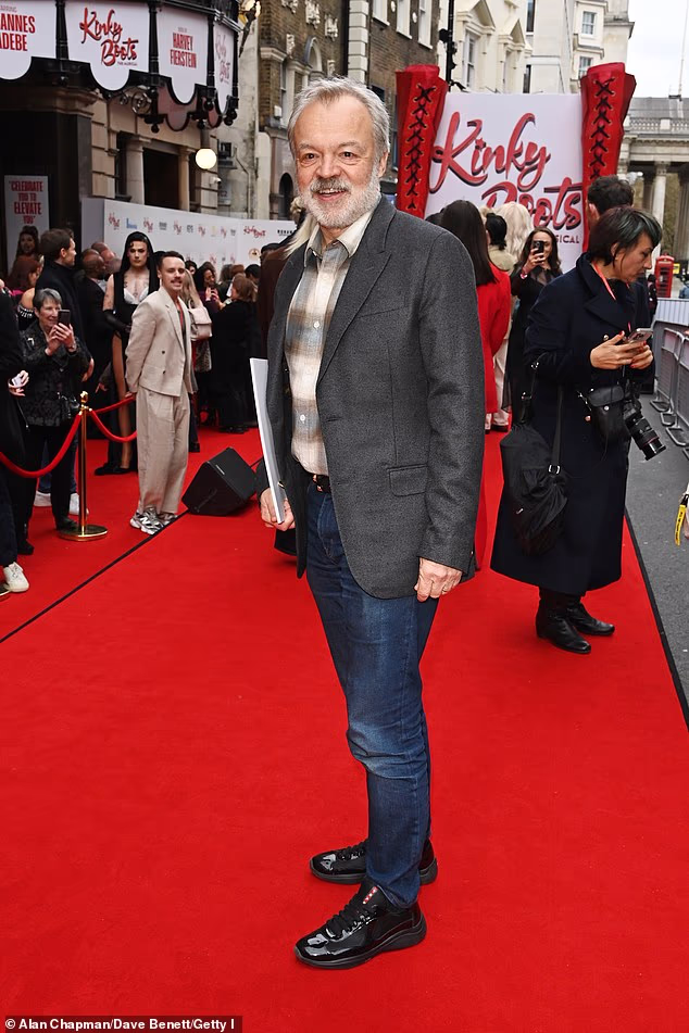 Uživajući u pauzi od svoje BBC-jeve chat emisije, Graham Norton je bio solo dok je stigao na gala večer