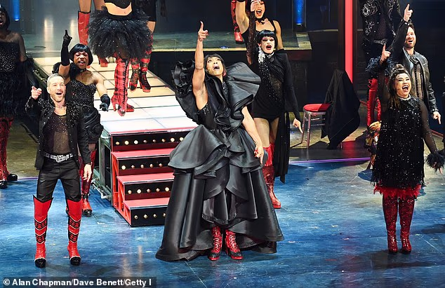 Matt Cardle, Johannes Radebe i Courtney Bowman klanjaju se s kolegama iz postave na zavjesi tijekom gala izvedbe Kinky Boots