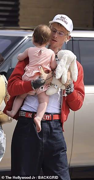 Saga je bila odjevena u blijedoružičastu odjeću