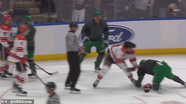 Policajci i vatrogasci međusobno su se udarali u UBS Areni u New Yorku