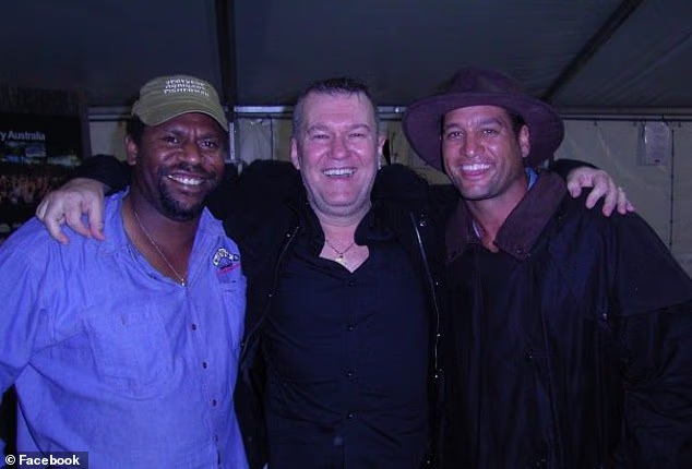 Sudac je odobrio jamčevinu pod strogim uvjetima, uključujući nadzor gležnja, redovito javljanje policiji i preseljenje u Hervey Bay (Lea je na slici lijevo s Jimmyjem Barnesom, u sredini)