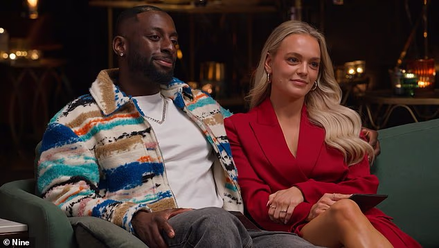 Diplomirana medicinska sestra (33) ekskluzivno je za Daily Mail rekla da su se pukotine u njihovom braku počele pojavljivati ​​kada je on počeo javno govoriti o nečemu što bi trebale biti privatne stvari.