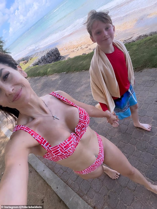 Supruga Aleca Baldwina bila je s njihovo sedmero male djece dok su imali slobodnog vremena u školi. Ovdje se mogao vidjeti i njezin piercing na trbuhu