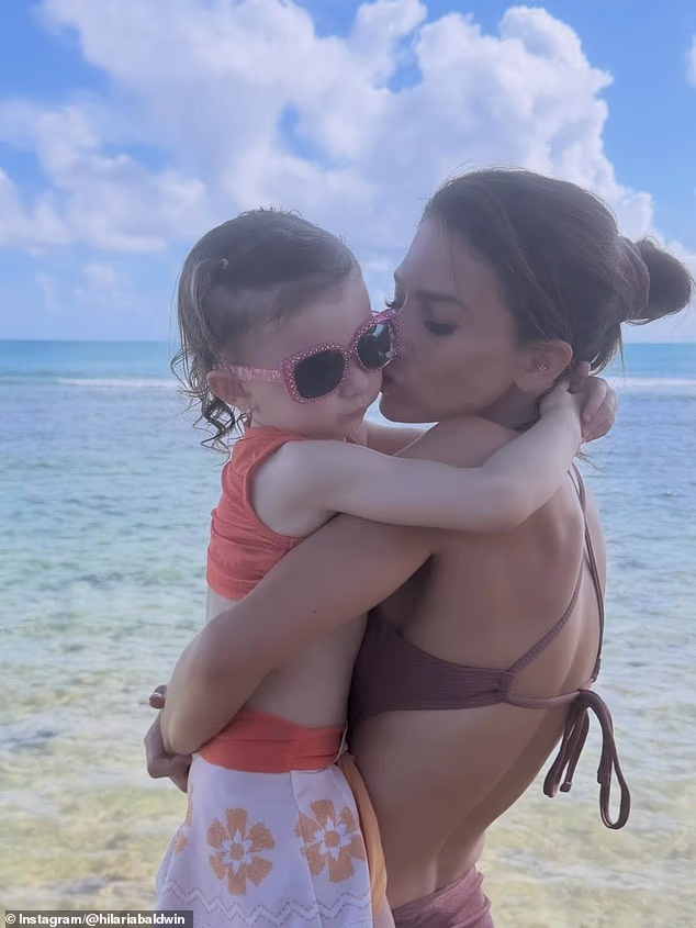 Poljubila je jedno od svoje djece držeći dijete podignuto