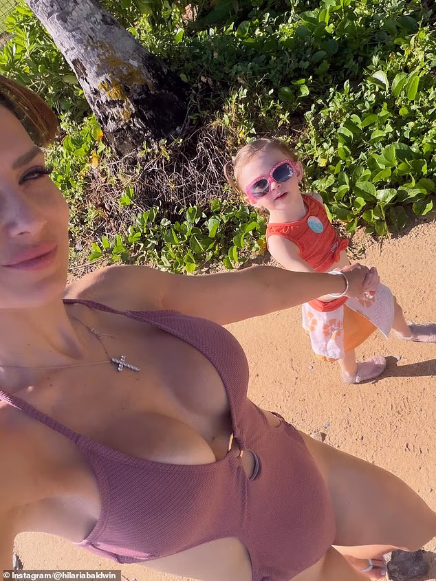 Na novim slikama na društvenim mrežama, televizijska ličnost pokazala je svoju figuru poput joge dok je nosila šarena odijela