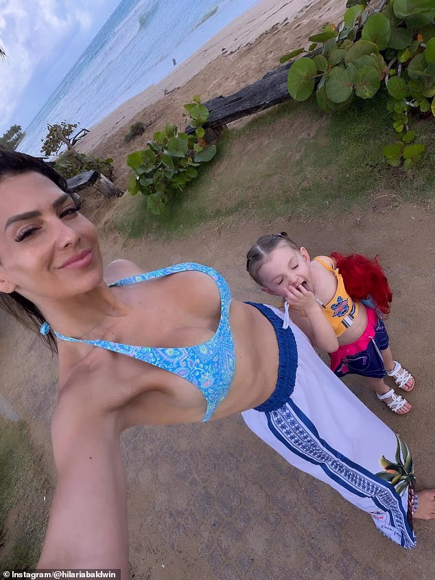 Čini se da se obitelj sjajno zabavlja dok su uživali u sunčanom danu na plaži na nečemu što je izgledalo kao Karibi