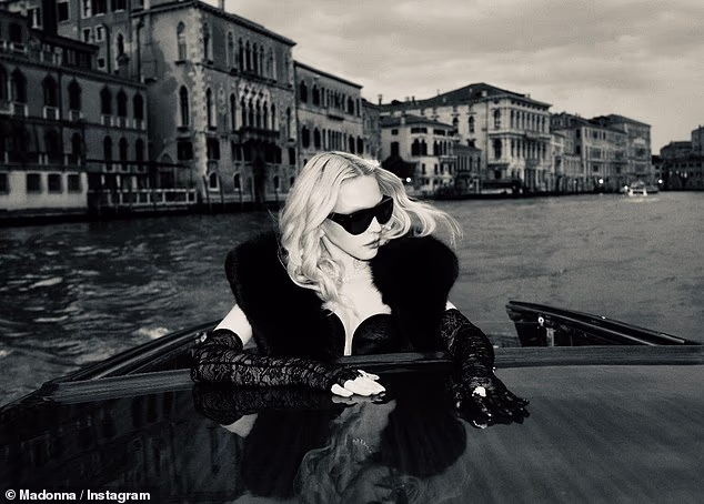 Madonna je pozirala u krznenom šalu i dugim čipkastim rukavicama na brodu