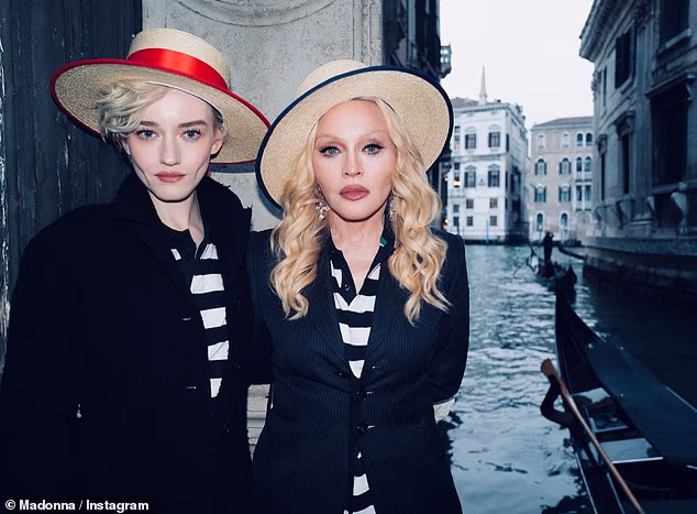 Madonna i Julia oduševile su se odjevnim kombinacijama u kombinaciji s bijelim prugastim i tamnoplavim majicama, s tamnoplavim blejzerima i slamnatim šeširima