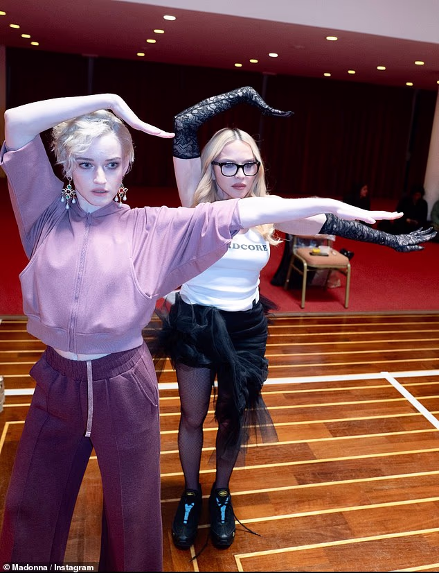 Na drugim mjestima dvojac je viđen kako u studiju uvježbava plesne pokrete