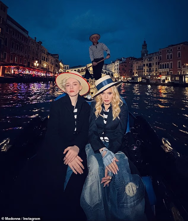 Pjevačica je vratila jedan od svojih najlegendarnijih trenutaka, rekreirajući poznatu scenu gondole iz svog hita Like a Virgin iz 1984. sa zvijezdom svog nadolazećeg biografskog filma, Juliom