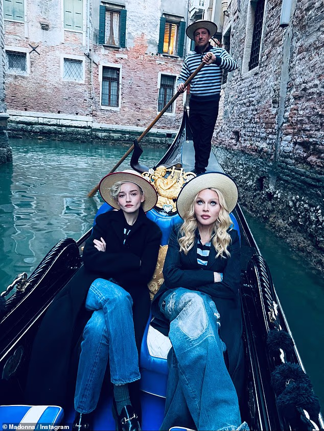 Madonna je prošli tjedan bila u gradu snimajući s glumicom iz Ozarka Juliom Garner (32) za drugu sezonu serije The Studio