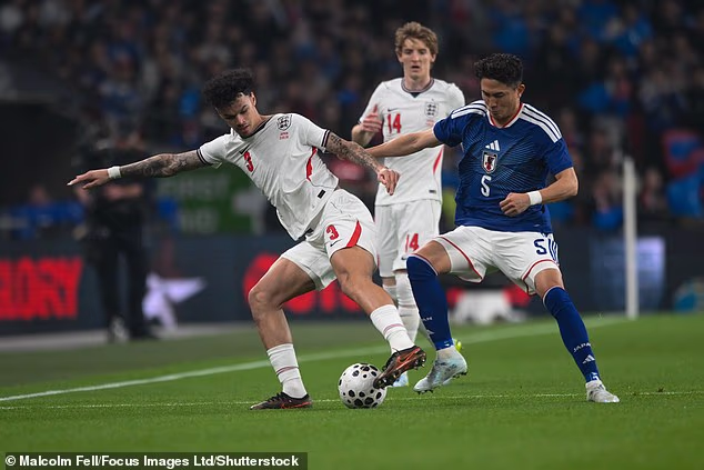 Nico O'Reilly (lijevo) dobro je prošao s loptom, ali mjesto lijevog beka još uvijek nije njegovo zbog obrane