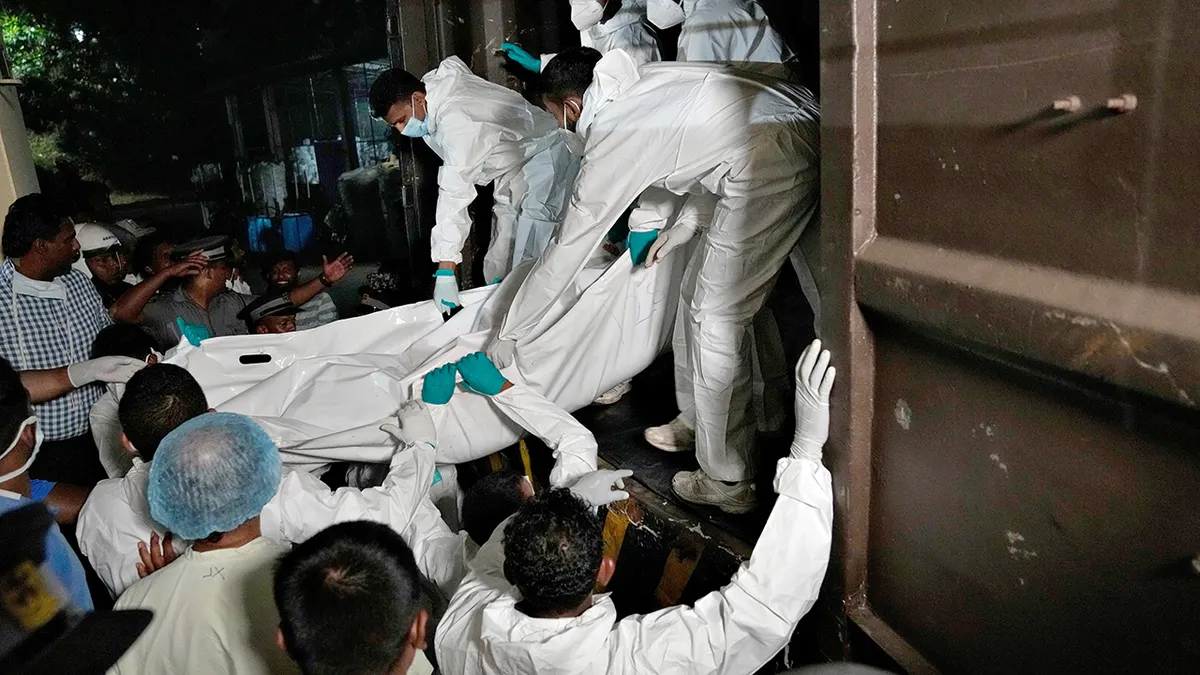 Zdravstveni radnici istovaruju tijela