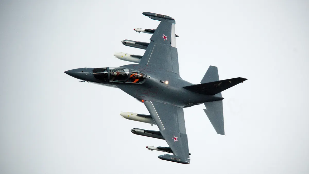 Mlažnjak Yak-130 izvodi zračne manevre tijekom demonstracije zračnog mitinga u južnoj Engleskoj.