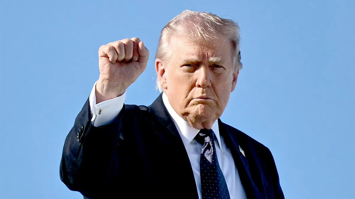 Donald Trump ulazi u Air Force One