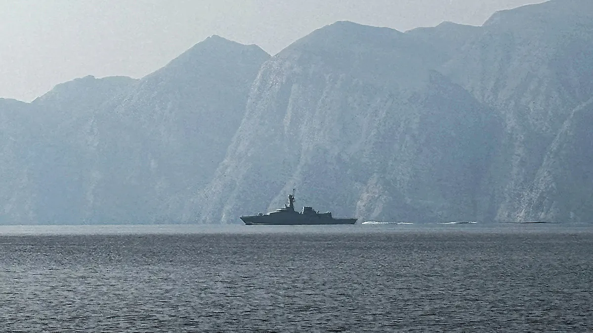 Naftni tanker putuje kroz Hormuški tjesnac.