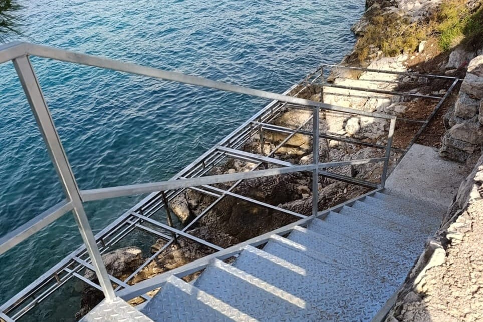 VIJESNICI PROLJEĆA Krenulo uzobalno betoniranje: "U Privlaci uništen prirodni dio obale koji bi trebao biti dostupan svima!"