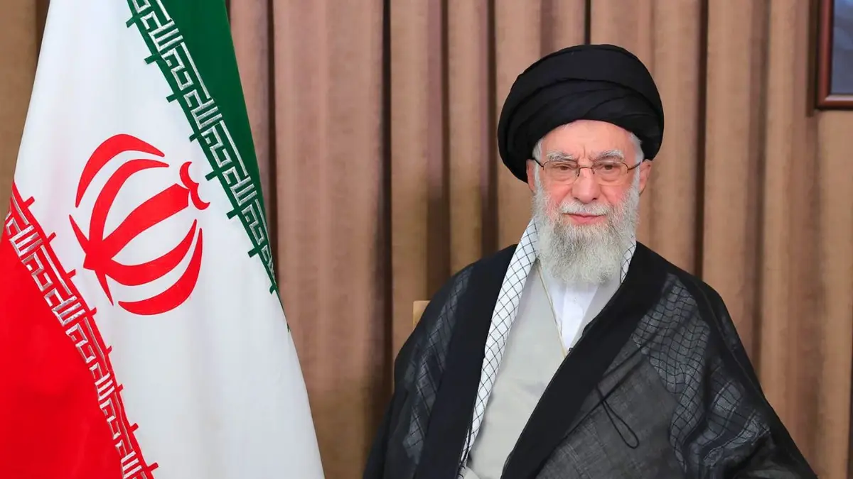Iranski vrhovni vođa Ali Khamenei sjedi pored iranske zastave tijekom obraćanja.