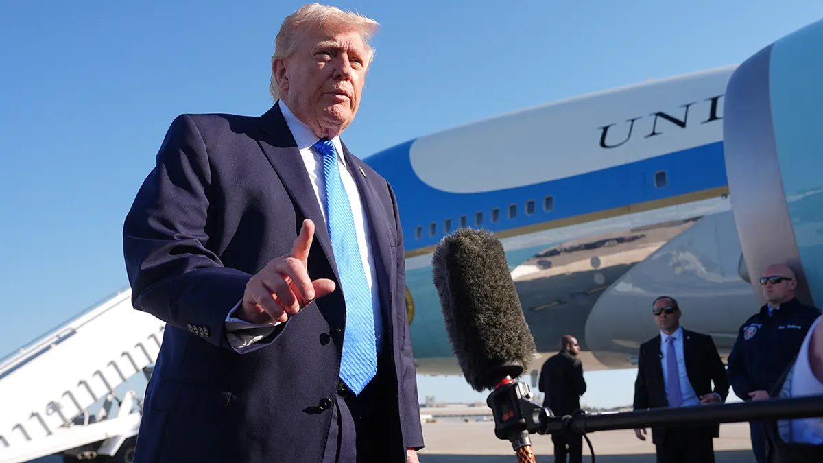 Predsjednik Donald Trump razgovara s medijima prije ulaska u Air Force One.