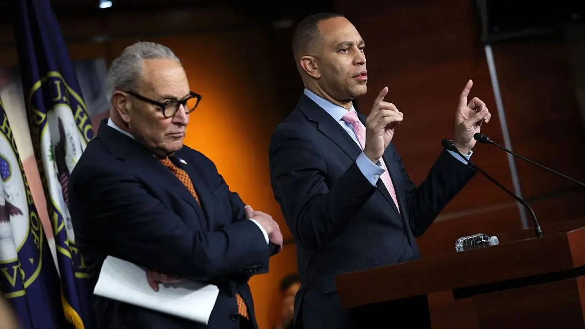 Hakeem Jeffries i Chuck Schumer govore na konferenciji za novinare.