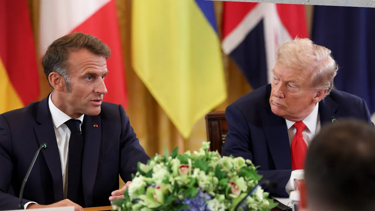 Trump i Macron razgovaraju tijekom sastanka